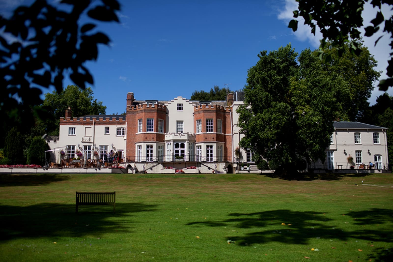 South East | Buckinghamshire | Maidenhead | Summer | Classic | Elegant | Blue | Pastels | Country House | Real Wedding | Guy Hearn Photography #Bridebook #RealWedding #WeddingIdeas Bridebook.co.uk 