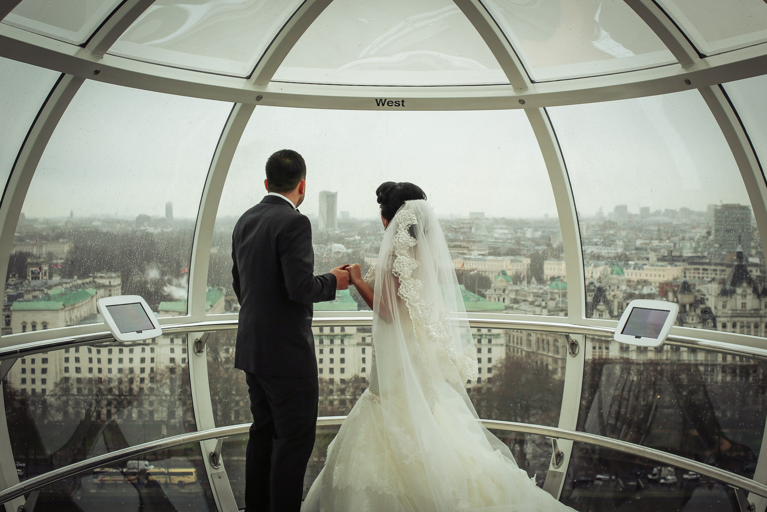 Real Wedding | Purple | Red | City | Hotel | London | London Eye | Hajley Photography #Bridebook #RealWedding #WeddingIdeas #LondonEye Bridebook.co.uk