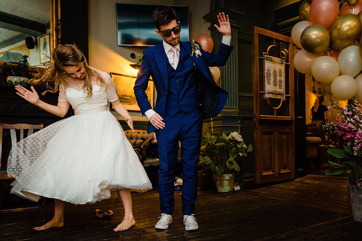 newlyweds dancing